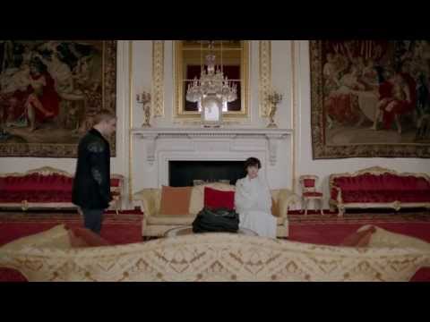 Sherlock and his sheet in Buckingham Palace