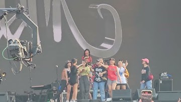 Kaka Slank Joget Dengan Fans Cewek di Synchronize Fest  2 September 2023