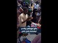 بائع سوداني ينادي على بضاعته بلحن خاص في سوق دلالة الجمعة بمدينة عطبرة بنهر النيل