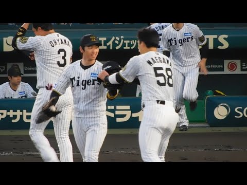 【近本郵便】タイムリーの前川に笑顔でグラブを届ける近本光司