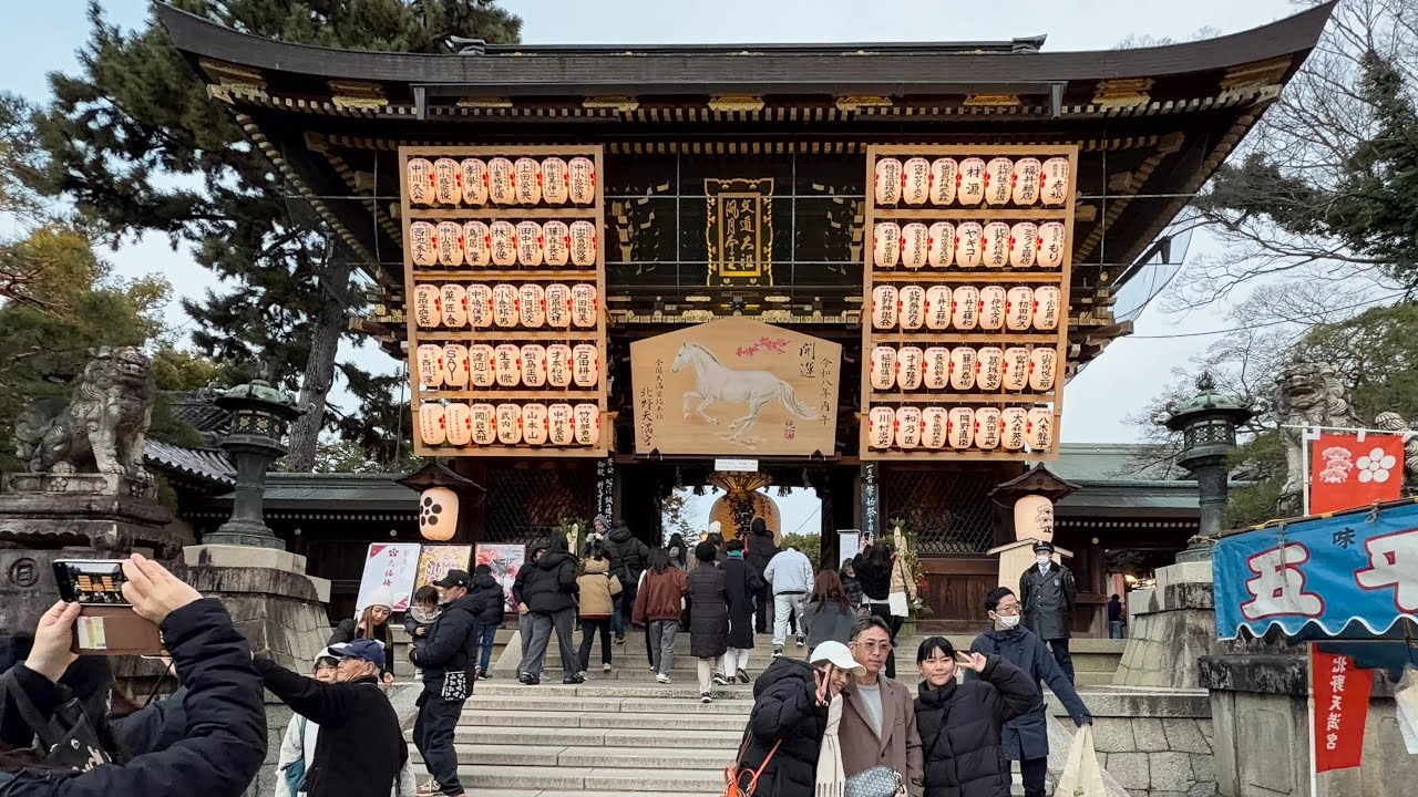[4K]新年2日目 - 賑やかな #北野天満宮 に雪が舞う Snowflurries on Jan 2nd at a busy Kitano Tenmangu Shrine 2026