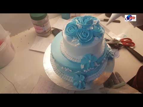 Mẫu bánh sinh nhật hai tầng trang trí bằng hoa hồng kem xanh đẹp mắt