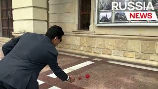 «Россия, Белгород, мы с вами!» Азербайджанцы несут цветы к посольству России в Баку