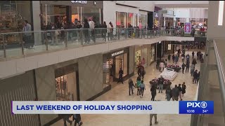 New Yorkers do last-minute holiday shopping
