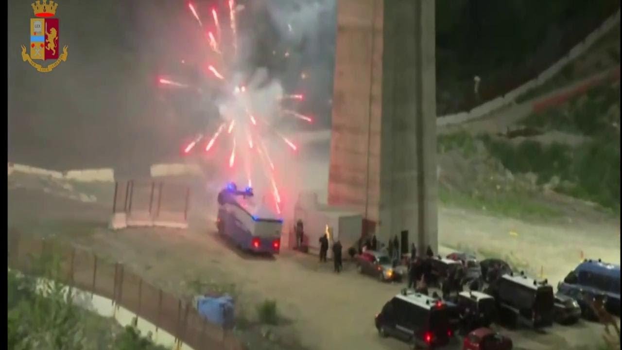 No Tav, operazione all'alba della digos: ecco le immagini degli assalti al cantiere