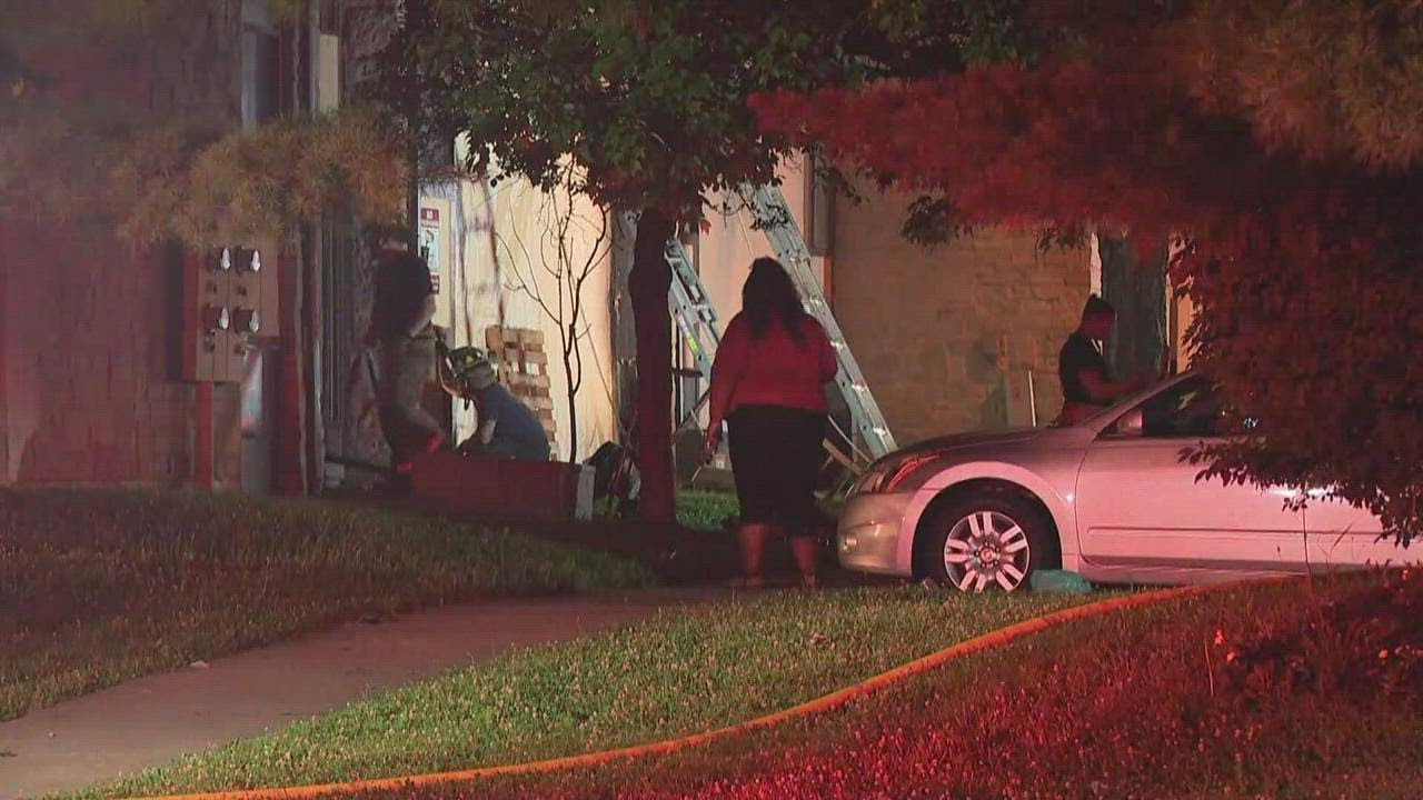 2 hospitalized after northeast Columbus apartment fire - YouTube