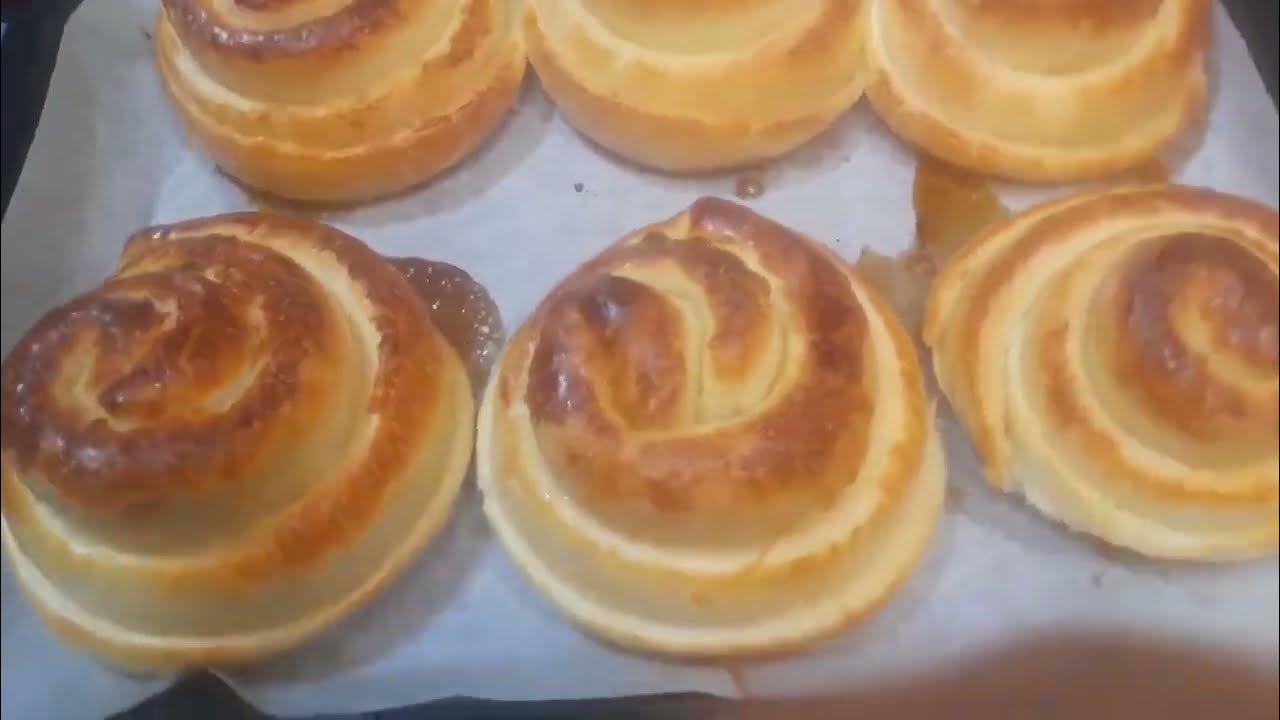 французские булочки из дрожжевого теста. формы булочек с сахаром. выпечка из дрожжевого теста. нарезка теста для булочек красивая.