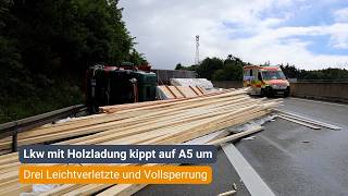 BREITENBACH/H.: Lkw mit Holzladung kippt auf A5 um - Drei Leichtverletzte und Vollsperrung