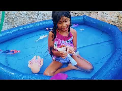 BRINCANDO COM BONECAS BARBIE NA PISCINA