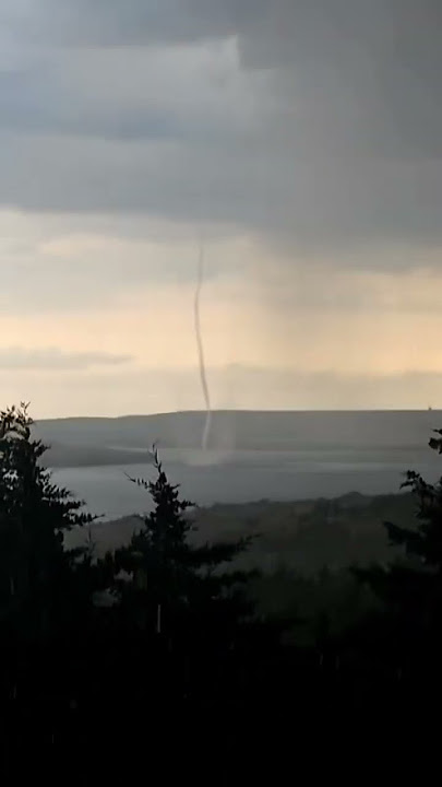 Crazy thunderstorm with some activity ￼#tornado #waterspout #southdakota #chamberlain