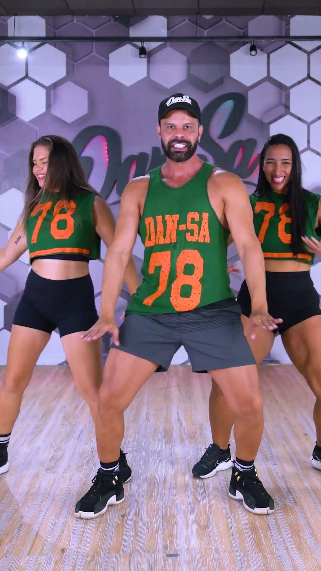 Gata (Barbie) - Mc Tuto, Nattan, DG e Batidão Stronda - Dan-Sa (Coreografia) #shorts
