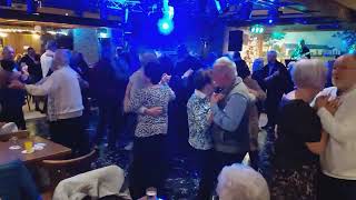 Download Lagu Daar is de 2de vanuit Dancing Waldeslust in Posterholt met The Silvercats  MP3