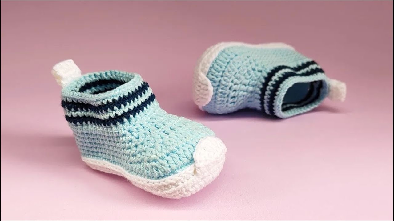 botinha Theo de crochê 9 cm