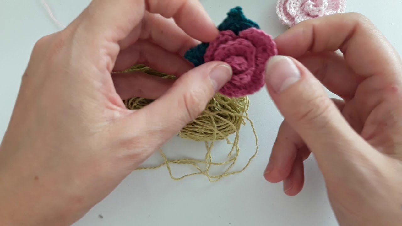 Roselline all'uncinetto per decorazioni