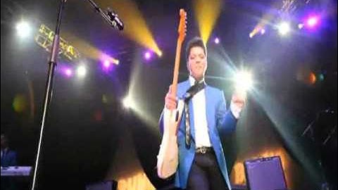 OMG THIS IS GREAT - Bruno Mars & Philip Lawrence sexy dance moves