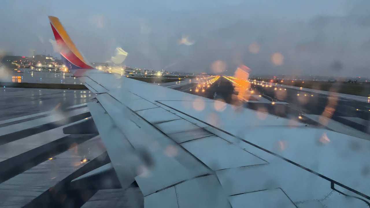 Rainy DCA Takeoff - Southwest Airlines - Boeing 737-700 - Takeoff from Washington DC