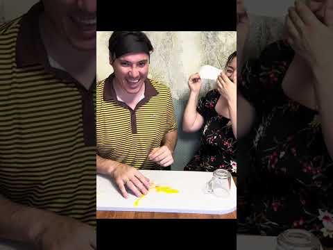 Разбиваем яйцо для забавы. #смех #игра #веселье #забава #кулгу #табассум #яйцо #тухум