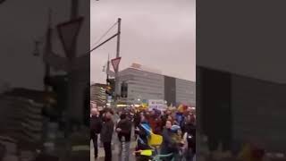 🇷🇺И один в поле воин, когда по-русски скроен.В Берлине российский флаг из окна митингующим украинцам