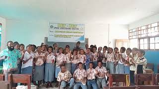 Dalam Kegiatan Ret-Ret Siswa Smak Aweidabi Deiyai Ragakan Yel-Yel