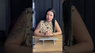 Le secrétaire expulse la sœur du patron de l'entreprise à cause de ses vêtements.