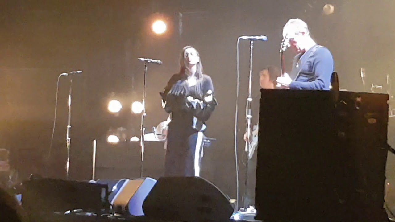 ポール ウェラーが娘のリアと最新ライヴで共演 You Do Something To Me を親子でデュエット Amass ポール ウェラーが娘のリアと最新ライヴで共演 You Do Something To Me を親子でデュエット Amass