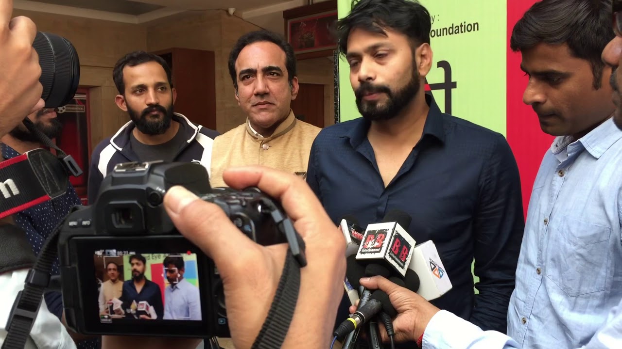 Multiple Award winning director Aditya Om sensational comments on stardom of Shahrukh Khan