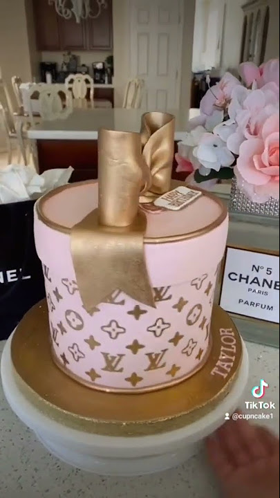 Louis Vuitton cake! #cake #cakedecorating #louisvuitton #bakery