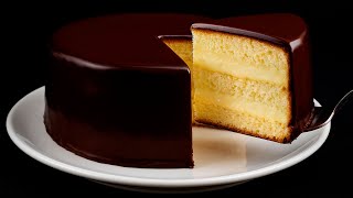 Um bolo dos sonhos que derrete na boca! Bolo de esponja com cobertura de chocolate. Não poderia ser