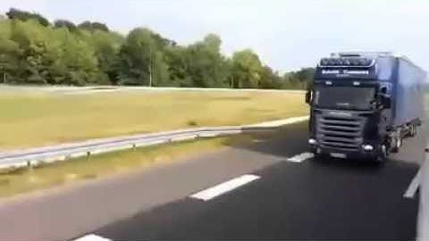 lkw fährt rast mit 130 kmh und überholt wahnsinn