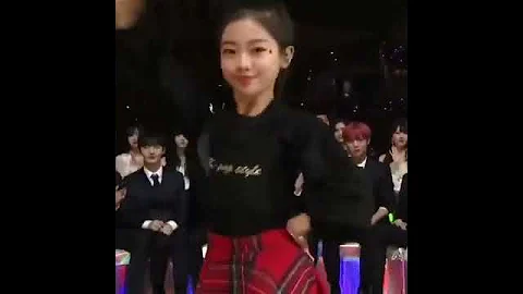 Momoland dancing infront of bts, blackpink and twice