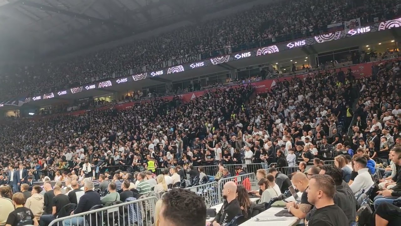 Navijači Partizana skandiraju "Marš u Ćacilend" navijačima iz kopa