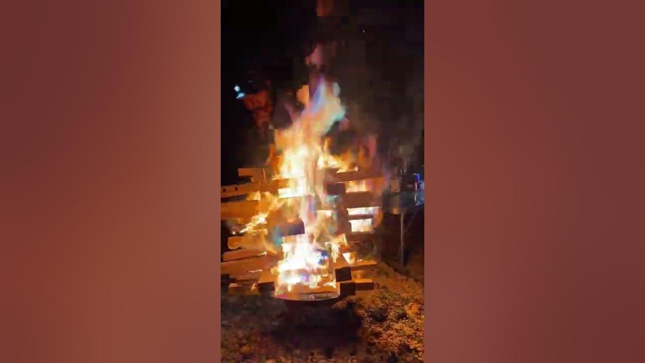 【燃えろよ燃えろ②】セリアの炎の色が変わる粉で焚き火を楽しむ#Shorts#山遊び YouTube 【燃えろよ燃えろ②】セリアの炎の色が変わる粉で焚き火を楽しむ#Shorts#山遊び YouTube