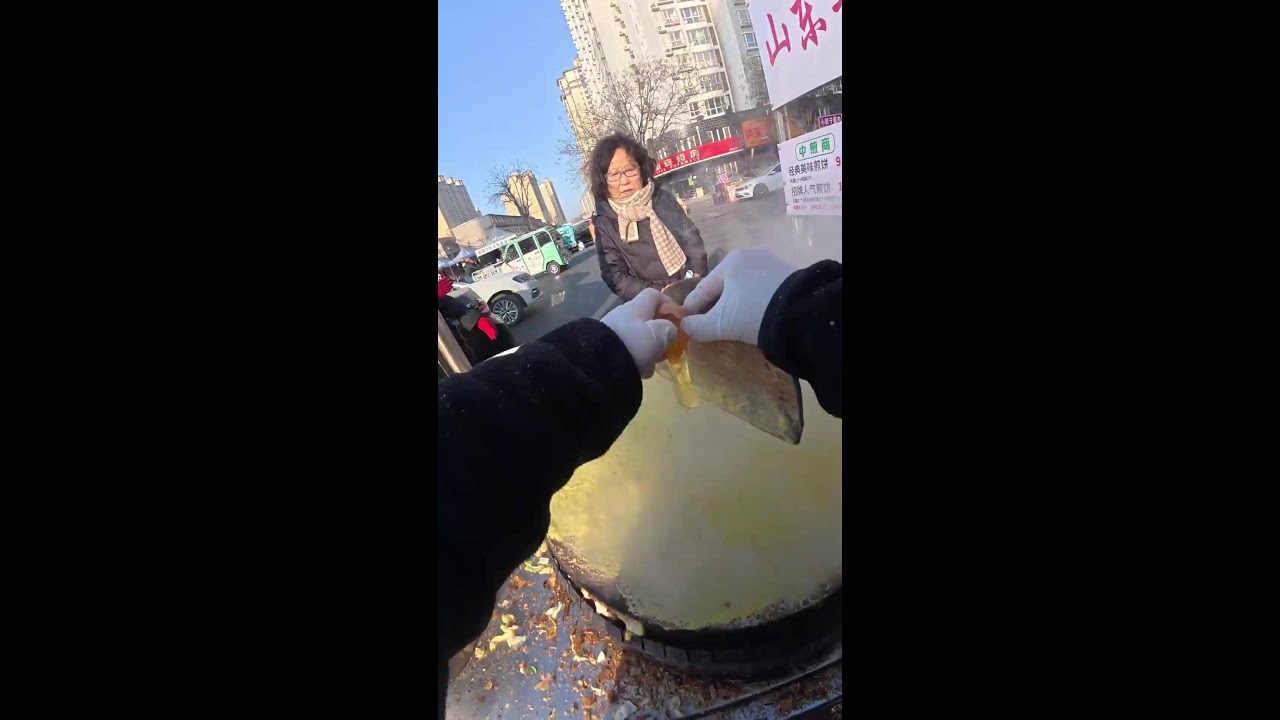 Live broadcast of street food specialties and fruit delicacies