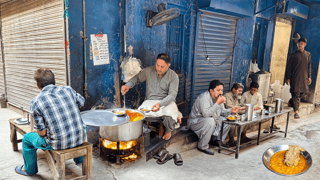 CHEAPEST NON VEG BREAKFAST 🤤 | RS 50 MUTTON YAKHNI CHANA | PAKISTAN STREET FOOD