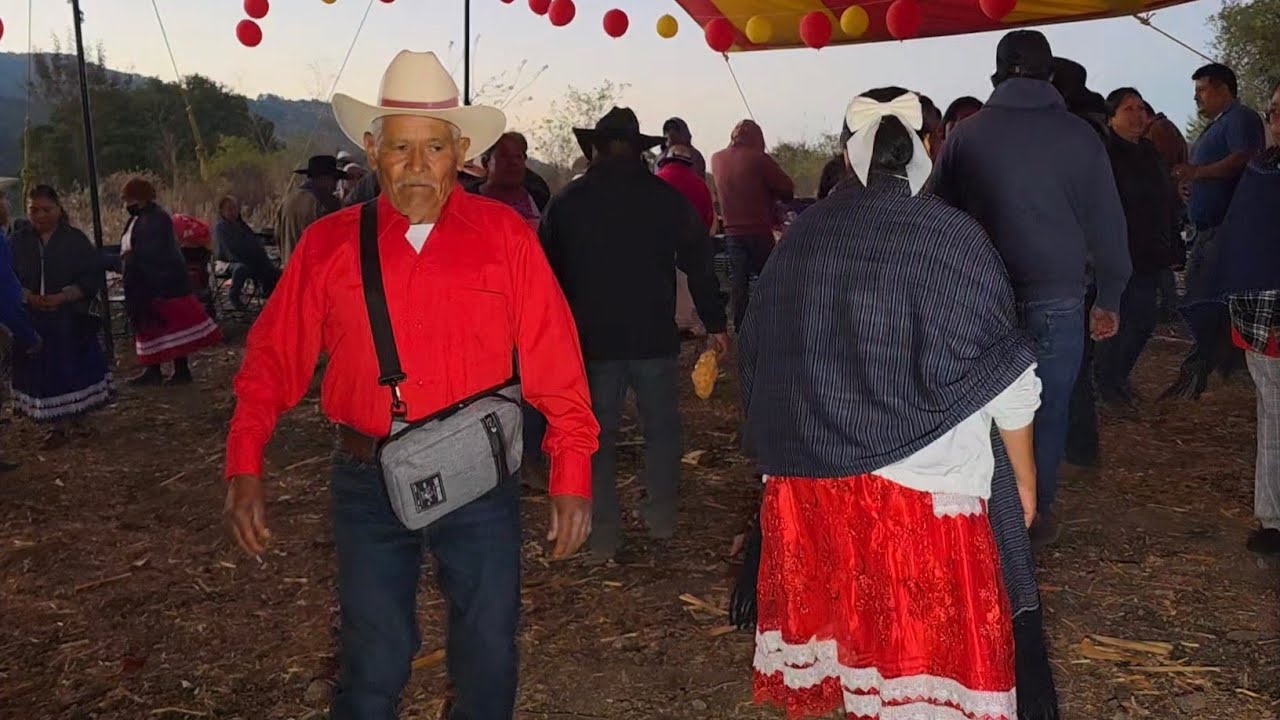 El Tio de 90 años Bailando como uno de 20 años Loma Redonda San Juan Mixtepec Juxtlahuaca Oaxaca Méx