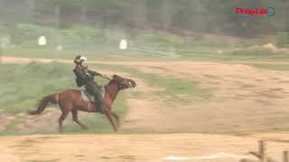 Cảnh sát cơ động diễn tập cưỡi ngựa bắn súng trấn áp tội phạm