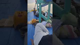 Suasana di atas kapal angkut saat menuju pulau mandangin