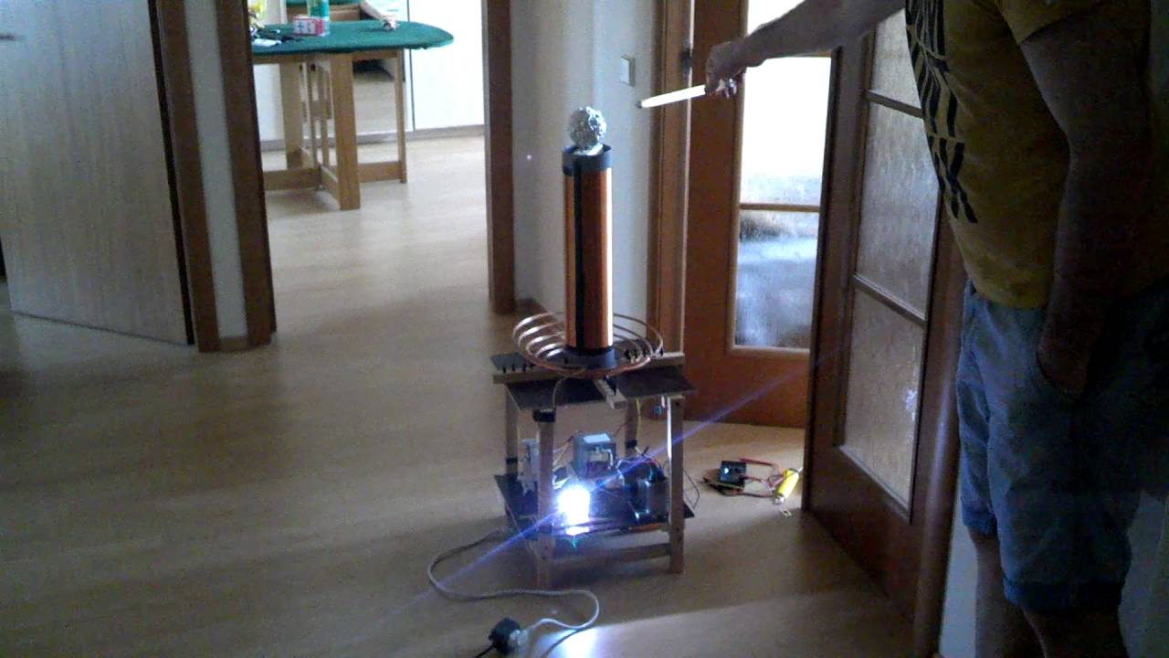 Беспроводная передача электричества, Генератор Тесла - YouTube