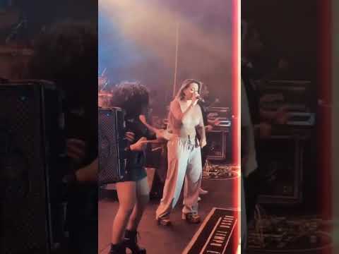 Yara Tchê cantando