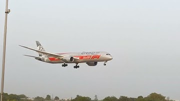 Etihad Airways Boeing Dreamliner 787-9 Special Livery landing Video