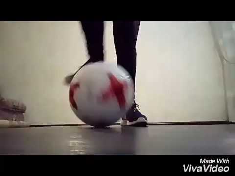 Как захватить мяч двумя ногами