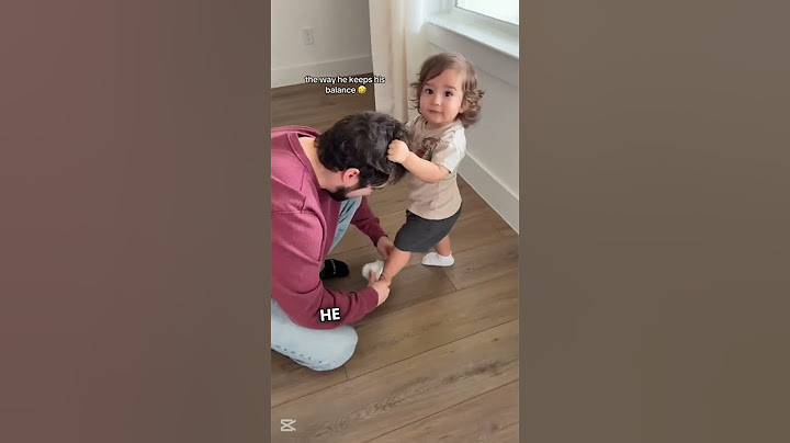 Toddler Uses Dad’s Hair as Support 😂