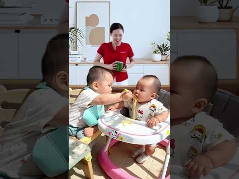 Baby playing with baby is so funny!!😂 小さい弟に麺をあげる優しいお兄ちゃん 🥹🥰💗