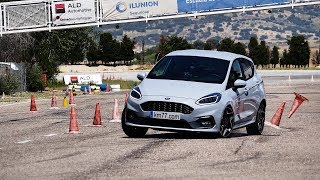 Ford Fiesta ST 2018 - Maniobra de esquiva (moose test) y eslalon | km77.com