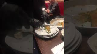 Nusretde Arti̇stli̇k Yapmaya Çalişan Garson