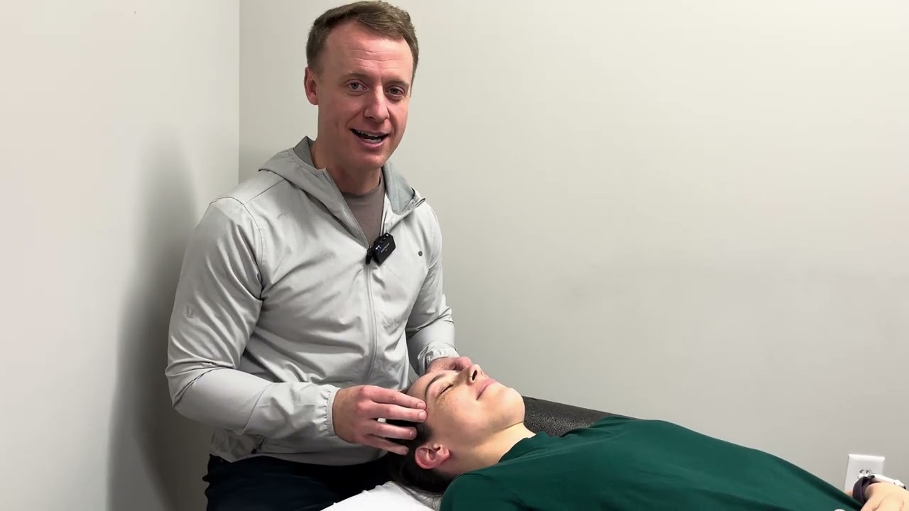 Внешняя мобилизация клиновидной кости — техника мануальной терапии для физиотерапевтов.