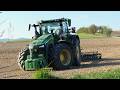 Príprava pôdy v kopcovitom teréne s traktorom JOHN DEERE 8R 370 a kompaktorom Bednar Swifter