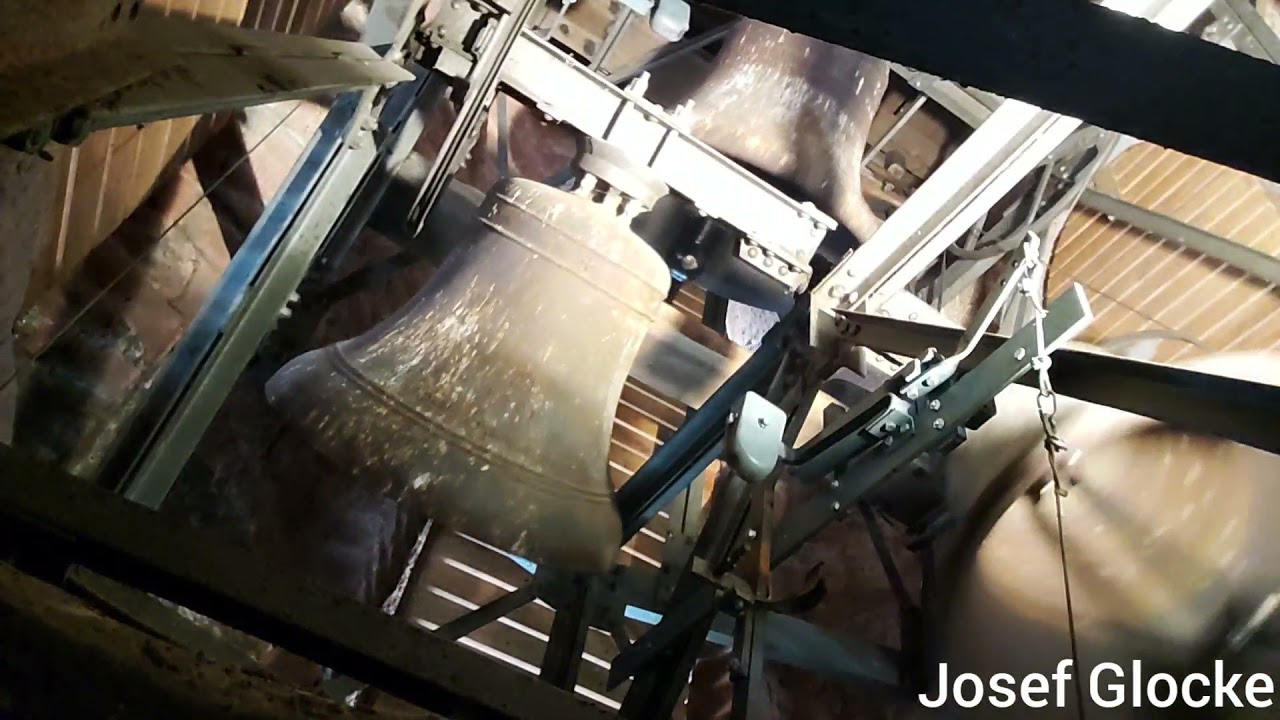 Mackenbach (Pfalz), protestantische Kirche, Geläutepräsentation (Turmaufnahme)