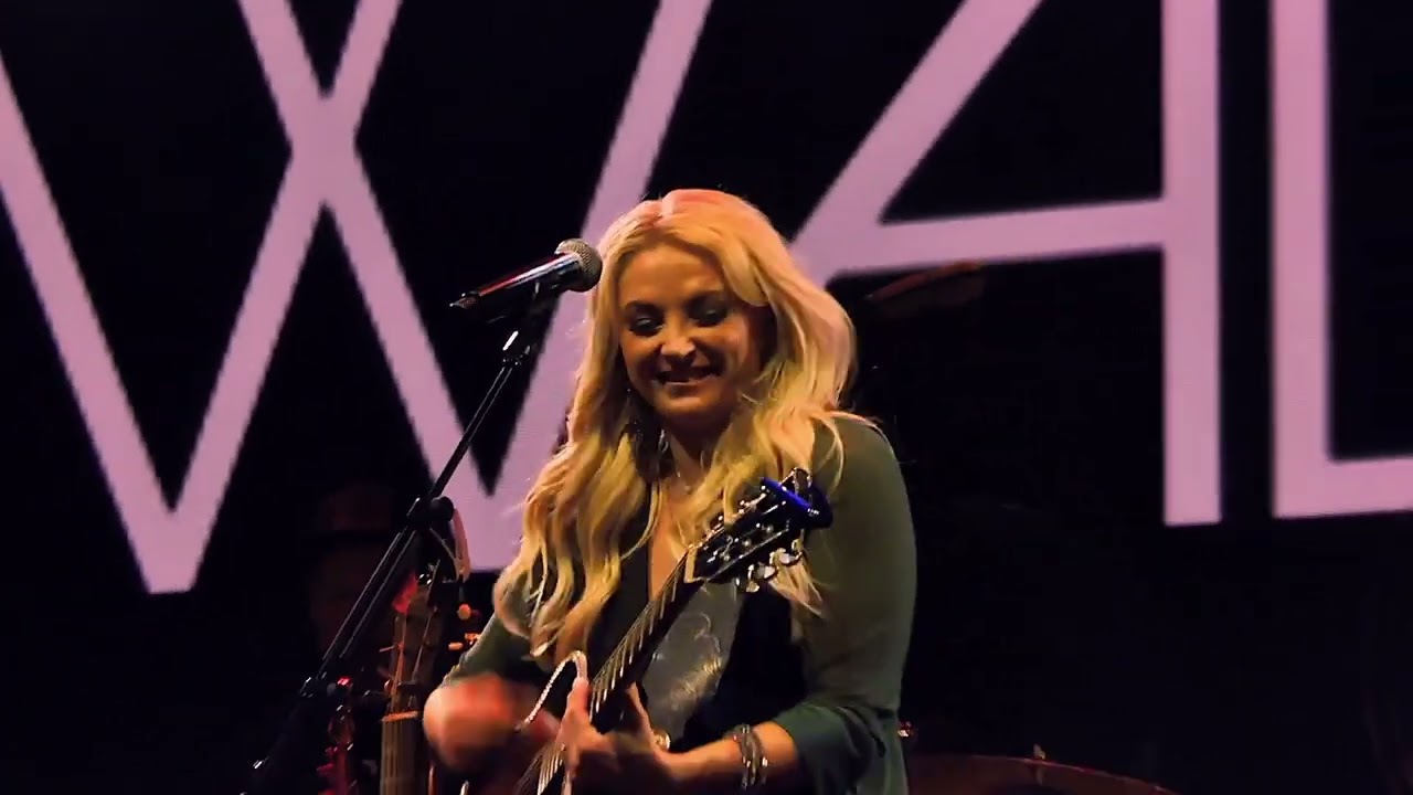 Guarda Karen Waldrup - JUSTIFIED (Live Performance) su YouTube Guarda Karen Waldrup - JUSTIFIED (Live Performance) su YouTube