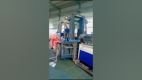 injection #moulding #machine #shifting and #loading 8 ton #weight 25 ton Forklift 💪